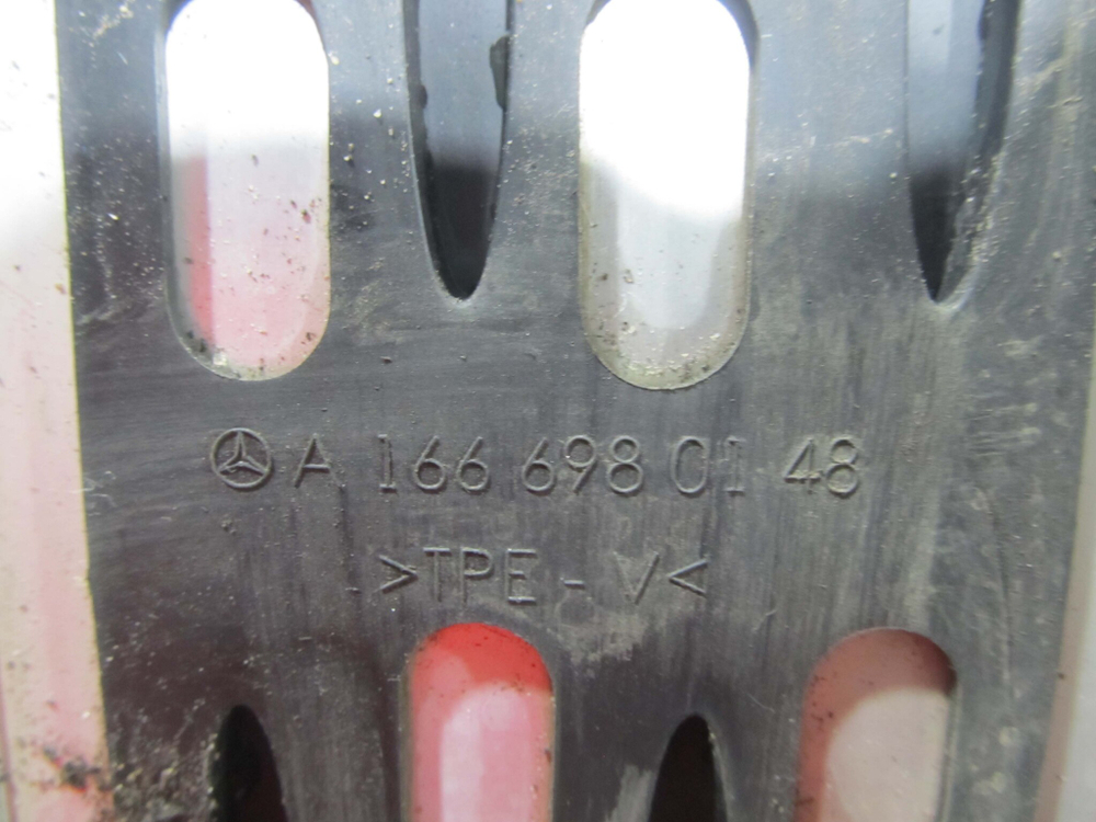 Накладка порога левого Mercedes ML GLE (W166)  Б/У Оригинал A1666900375