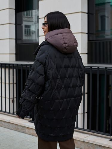 Черный удлиненный пуховик с манишкой-капюшоном