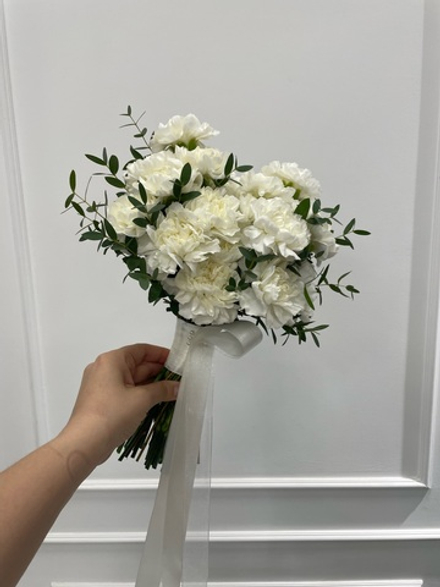 Свадебный букет из диантусов и эвкалипта