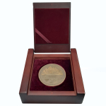 Памятная настольная медаль зимних олимпийских игр 2014 в г. Сочи. От президента Российской Федерации. Бронза 60 мм. В родной коробке