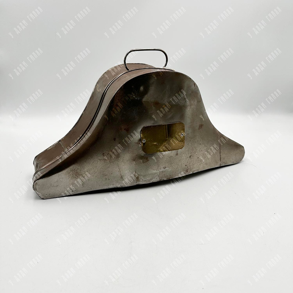 Английская двууголка (bicorn) в металлическом кофре. Фетр, кожа, ткань, бахрома. Великобритания. XIX