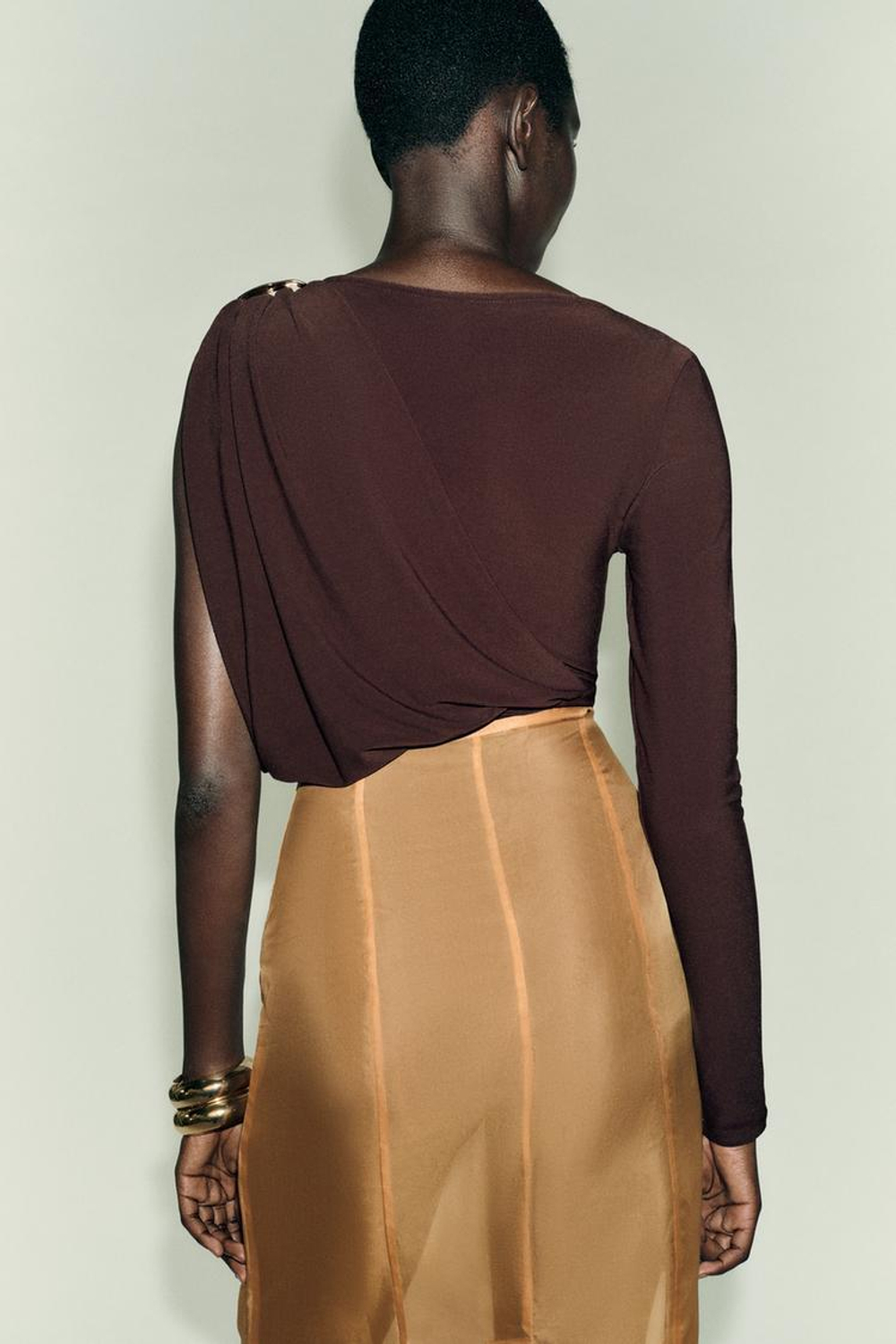 ZARA БОДИ С БРОШЬЮ ИЗ СТРУЯЩЕЙСЯ ТКАНИ, ТЕМНО-КОРИЧНЕВЫЙ