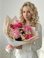 Яркий с пионами