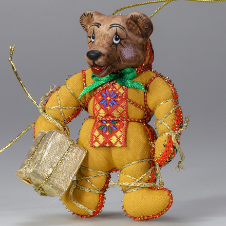 Ёлочная игрушка Медвежонок двухцветный с подарком