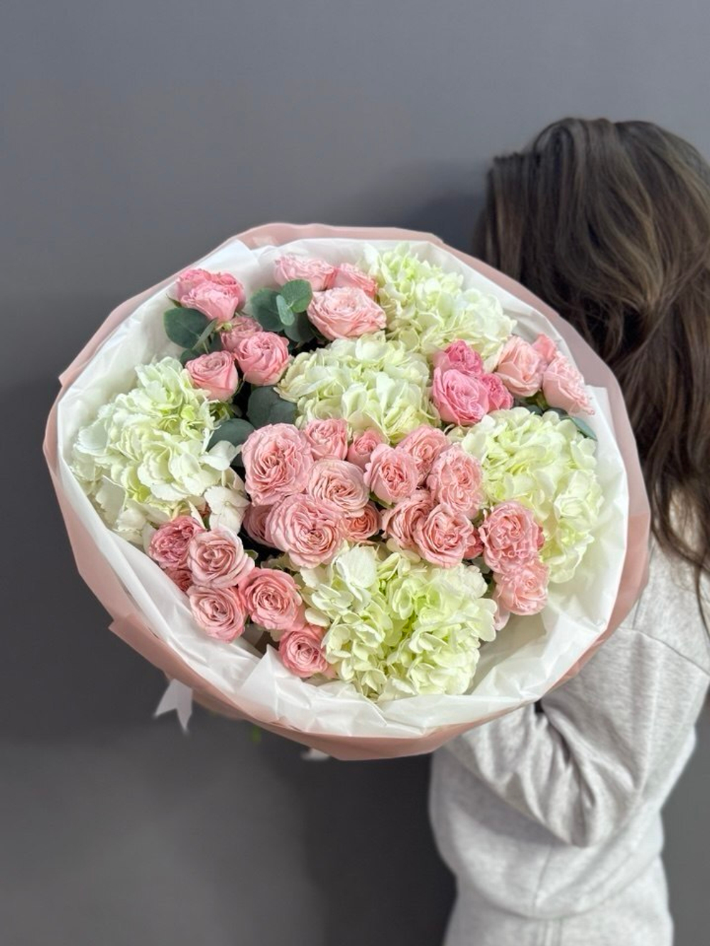 Авторский букет в бело-розовой гамме с гортензиями