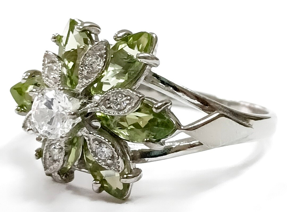 Ювелирное кольцо из серебра 925 пробы,вставка хризолит,фианиты,размер 19.5