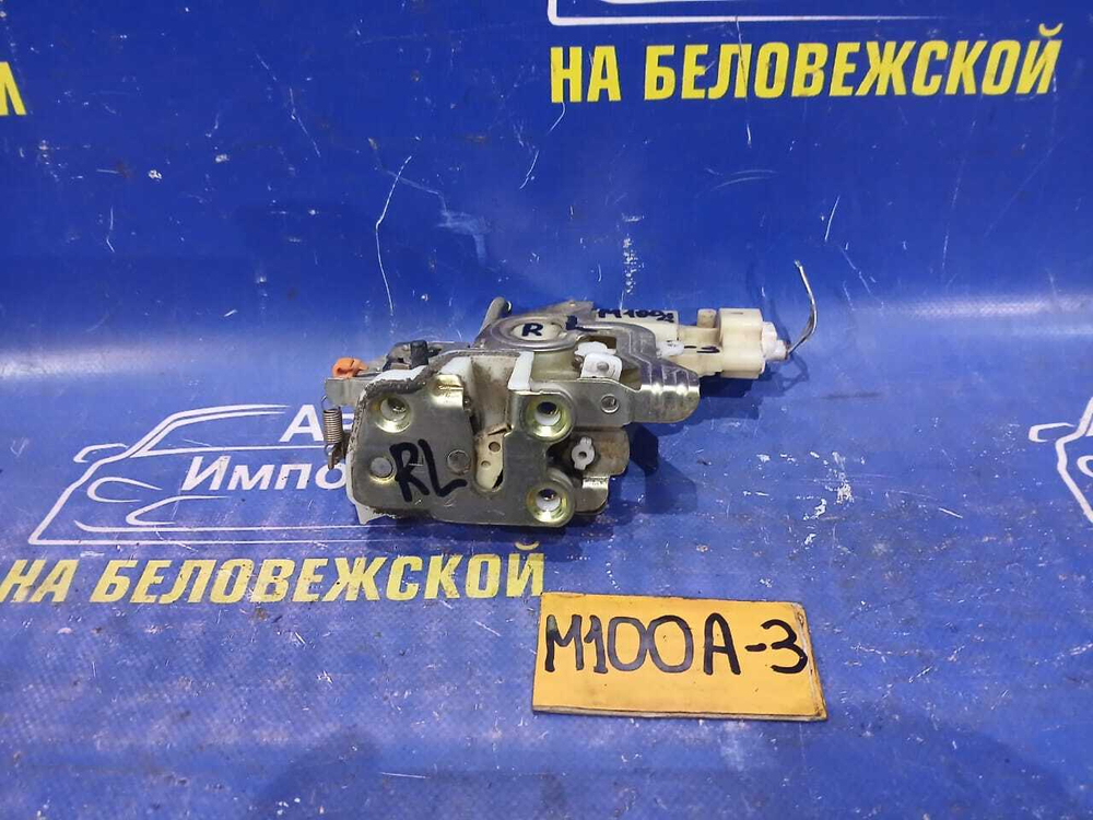Замок двери задней левой TOYOTA DUET 1999