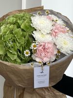 Букет сборный из гортензии, диантусов и ромашки