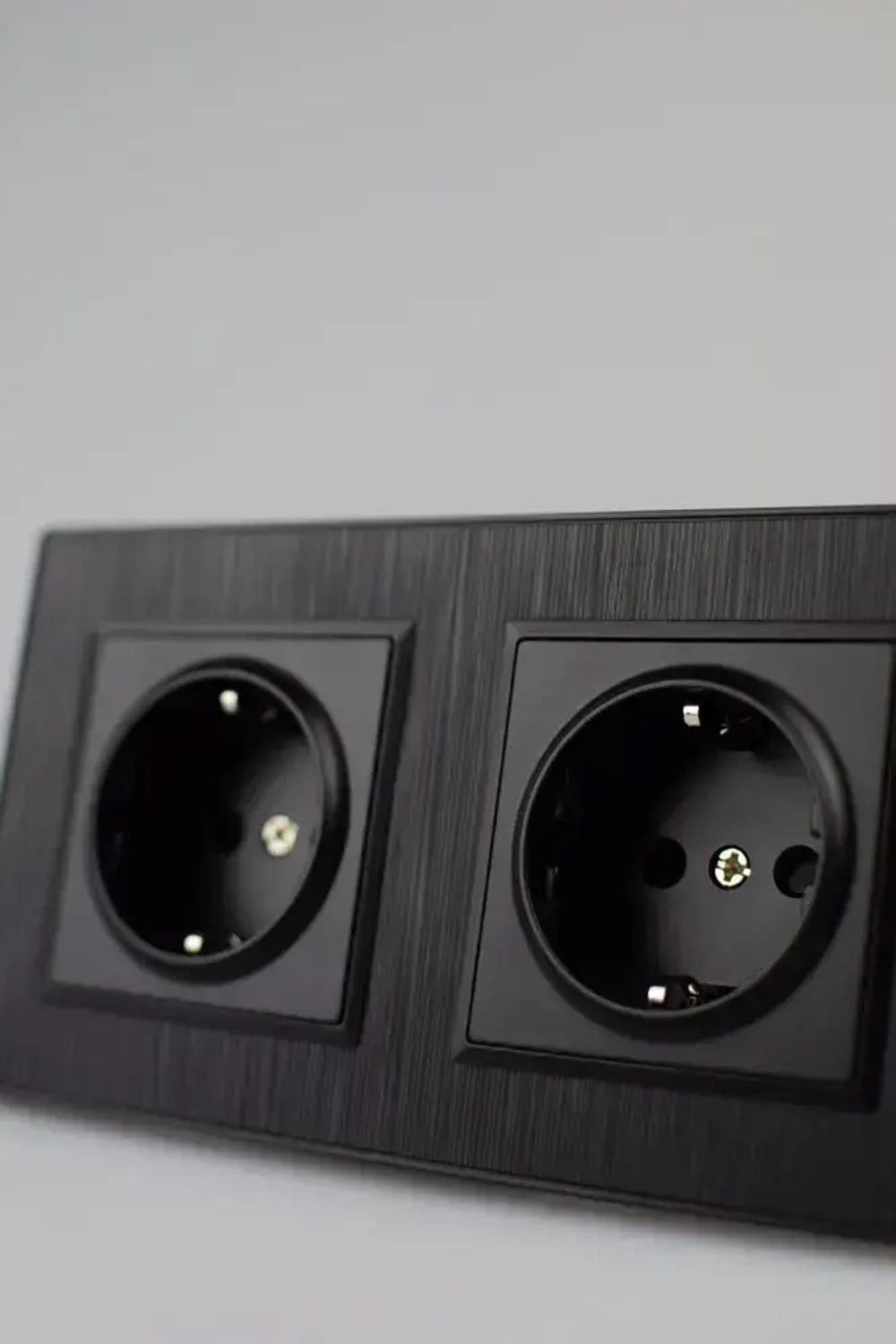 Розетка двойная черная