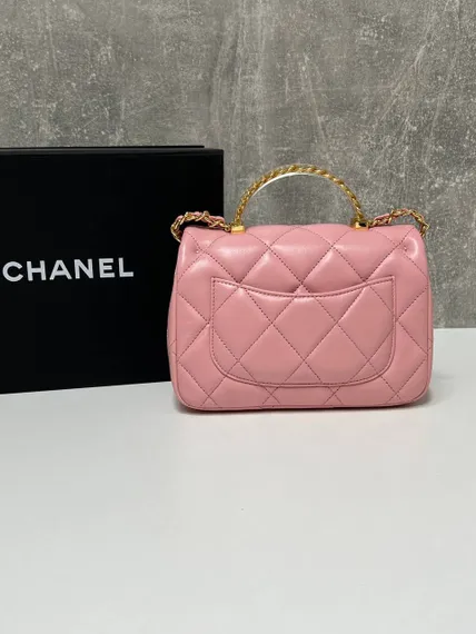 Стеганая мини-сумка Chanel с золотой ручкой