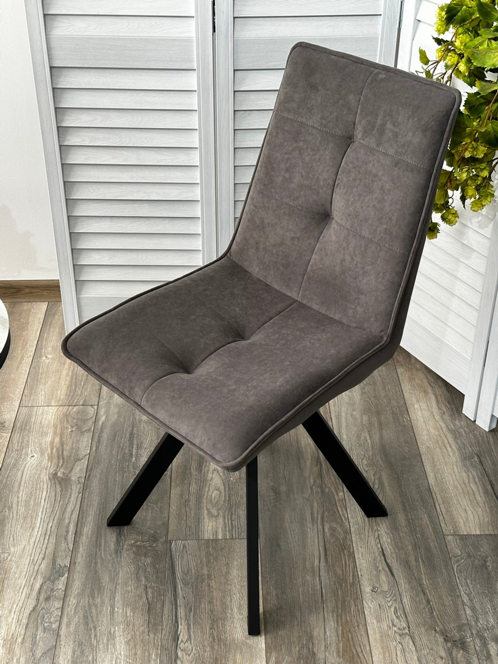 Стул М-City DISAUR Бронкс (Bronx), поворотный на поворотный на 360 градусов, B28 темно-серый, Велюр, Черный каркас