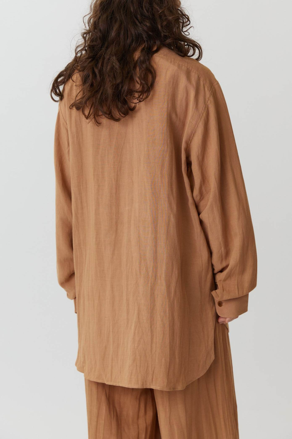 Объемная мужская рубашка из льна карамельного цвета