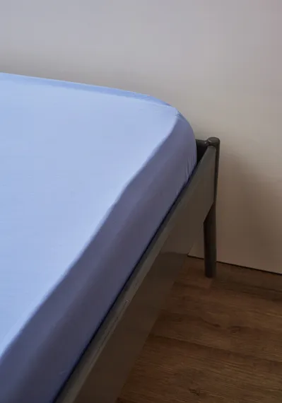 Простыня на резинке из премиального сатина сиреневого цвета из коллекции essential, 160х200х30 см