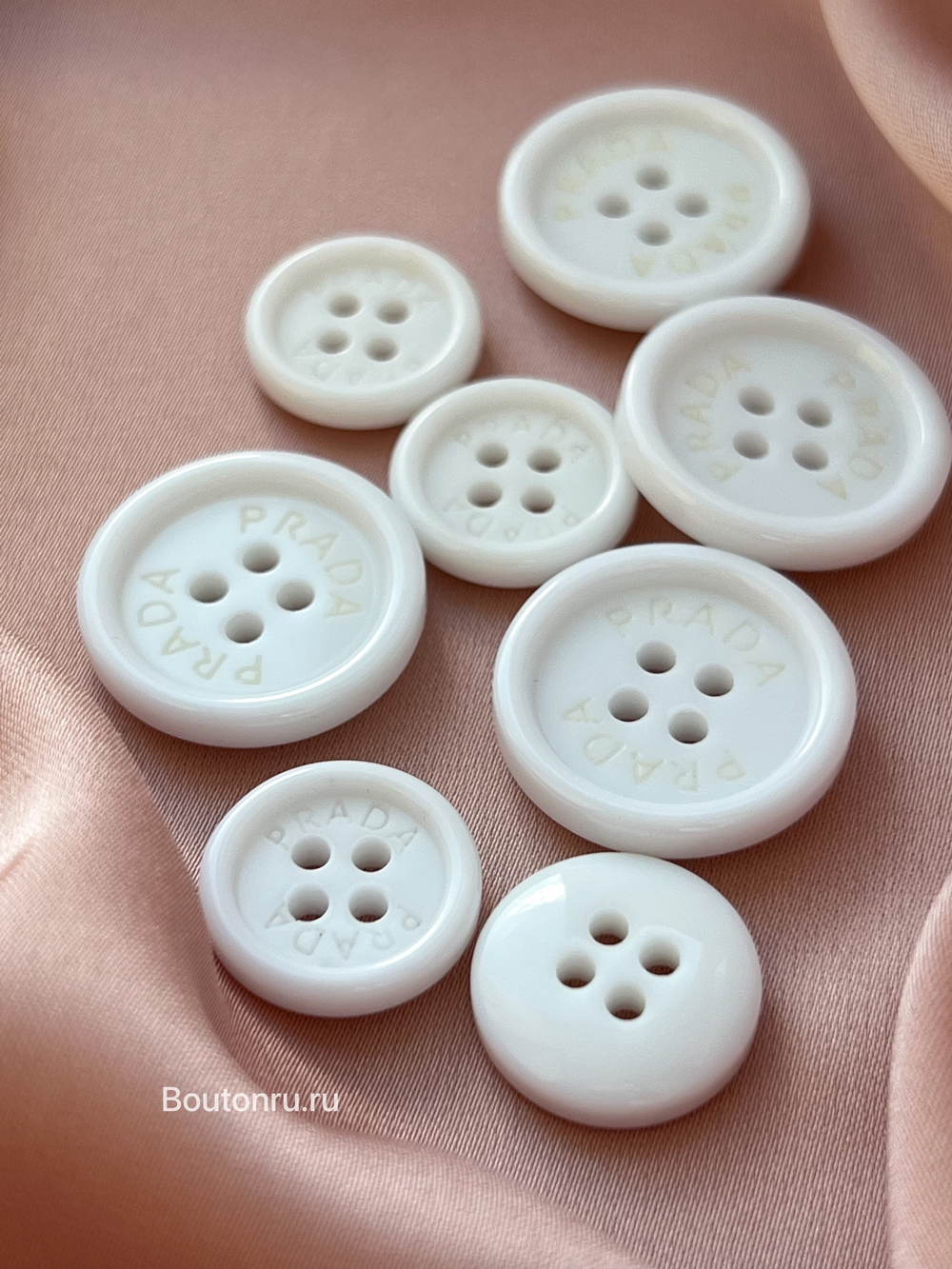 Пуговицы Прад. белые на прокол