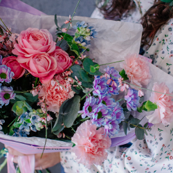 147. Нежный букет с розовыми пионовидными розами