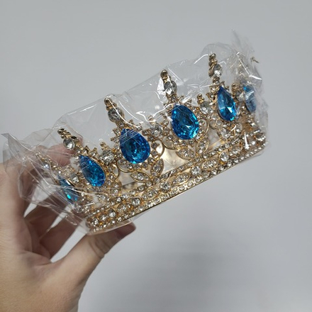 Корона Золото Голубые камни, диаметр низа 12,5 см