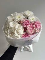 Сборный букет из белой гортензии, кустовой пионовидной розы и хризантемы