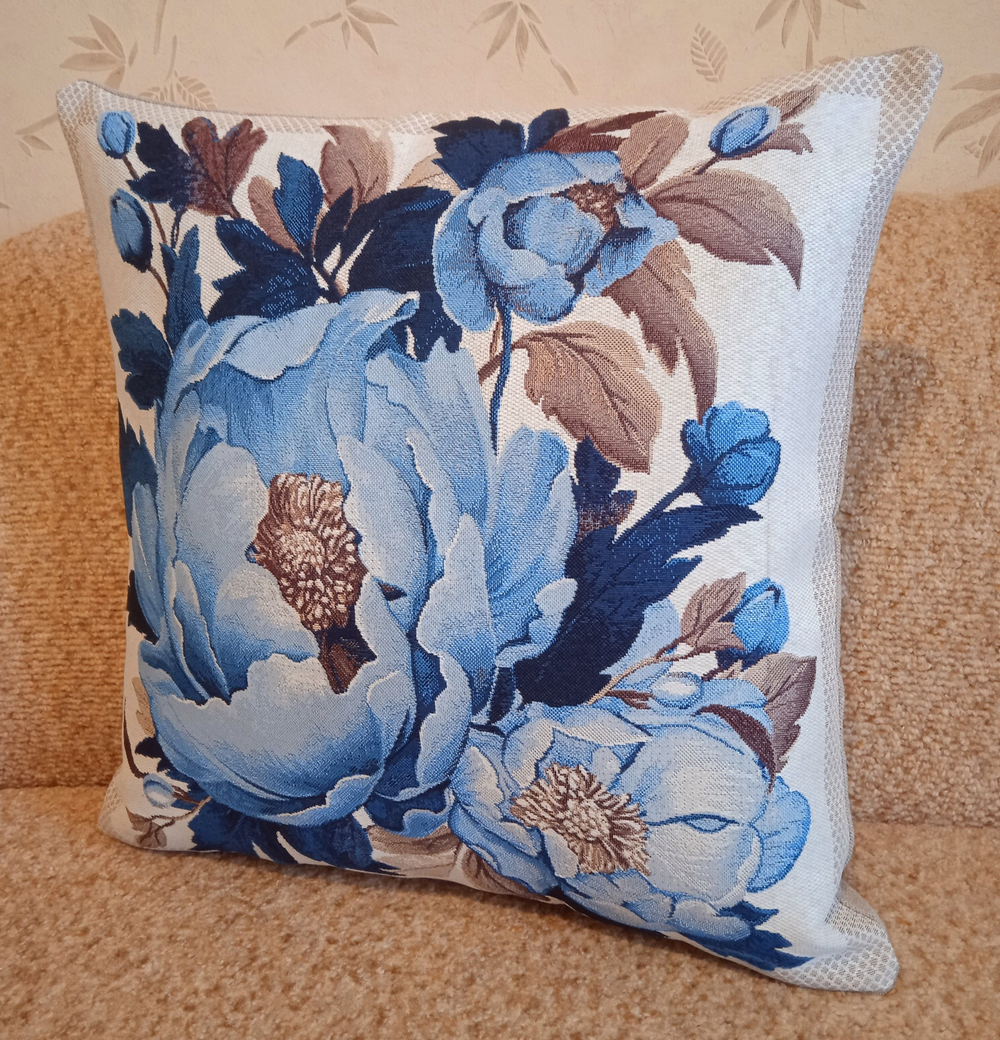 Декоративный гобеленовый чехол Голубые пионы 47х47