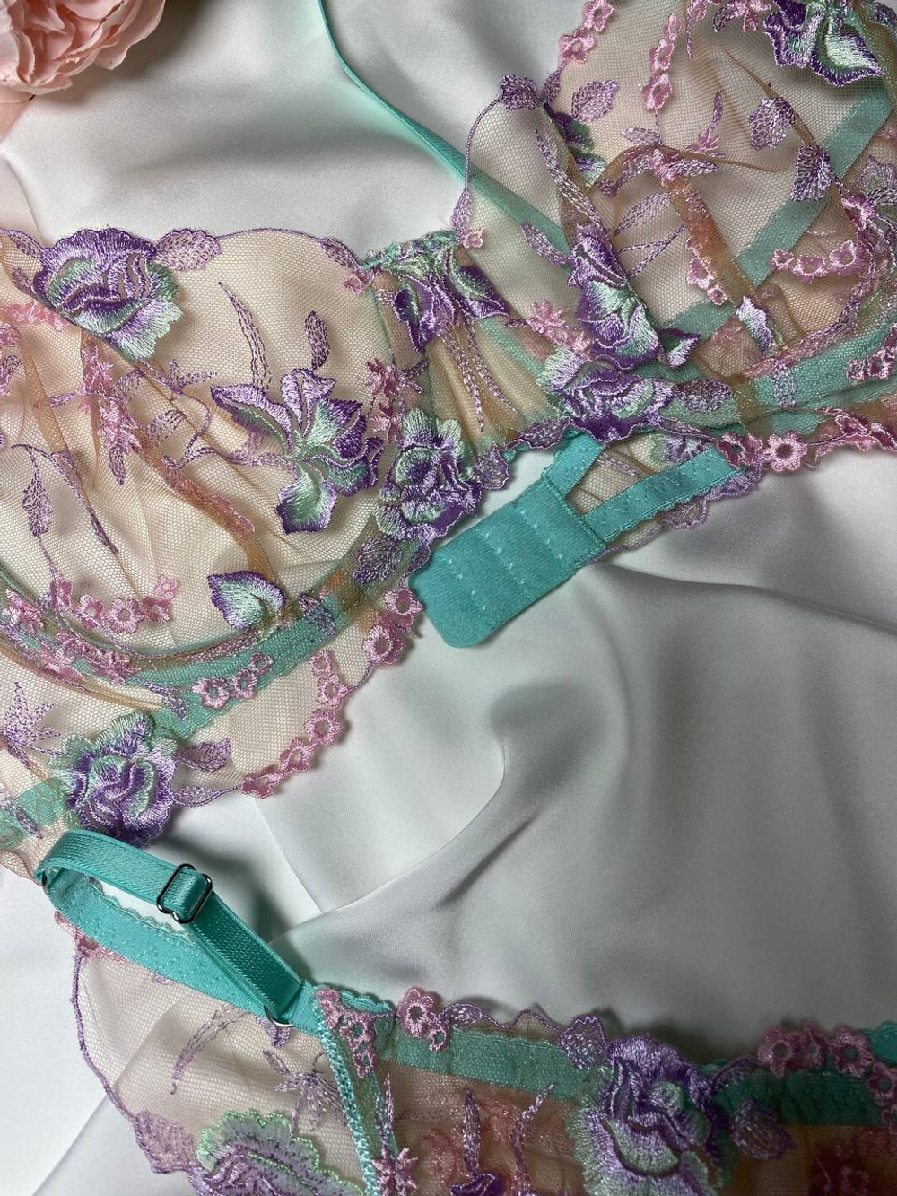 Вышивка на сетке телесная с мультиколор неэластичная ширина 23 см