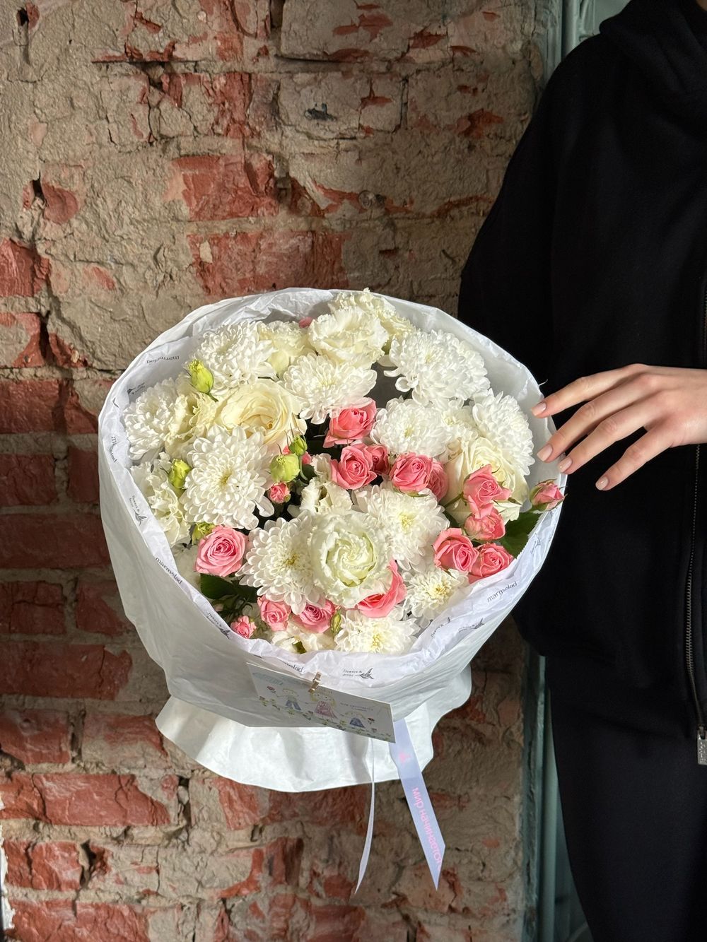 Букет из кустовой пионовидной розы, одноголовых роз, лизиантуса и хризантемы