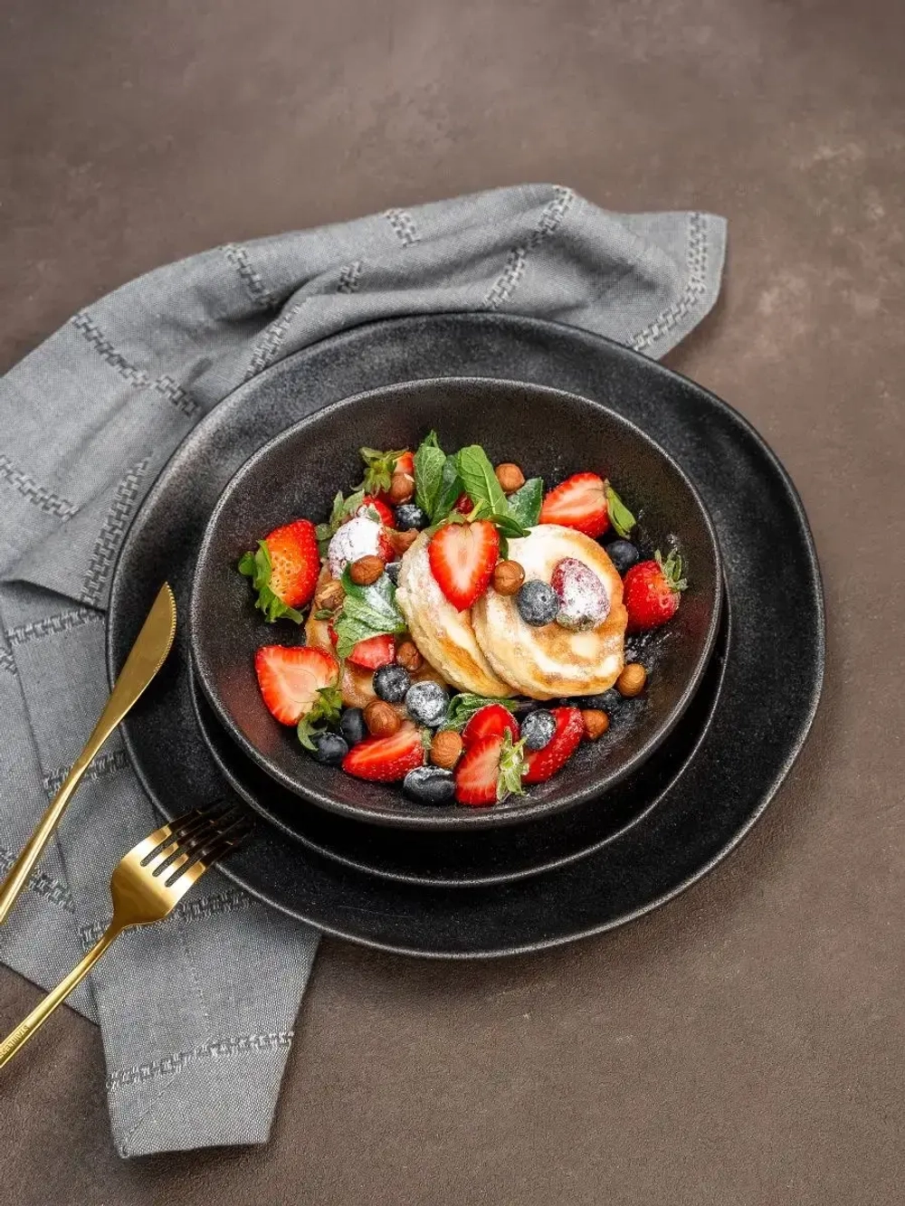 Набор из 2 тарелок 21 см мятый фарфор черная плоская