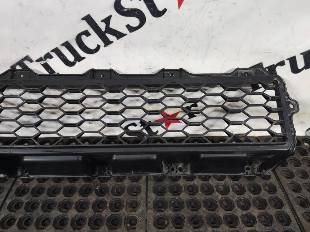 Решетка бампера верхняя 2023г