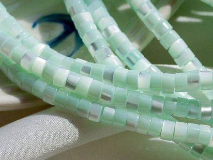 Нить бусин из перламутра 4мм (мятный)