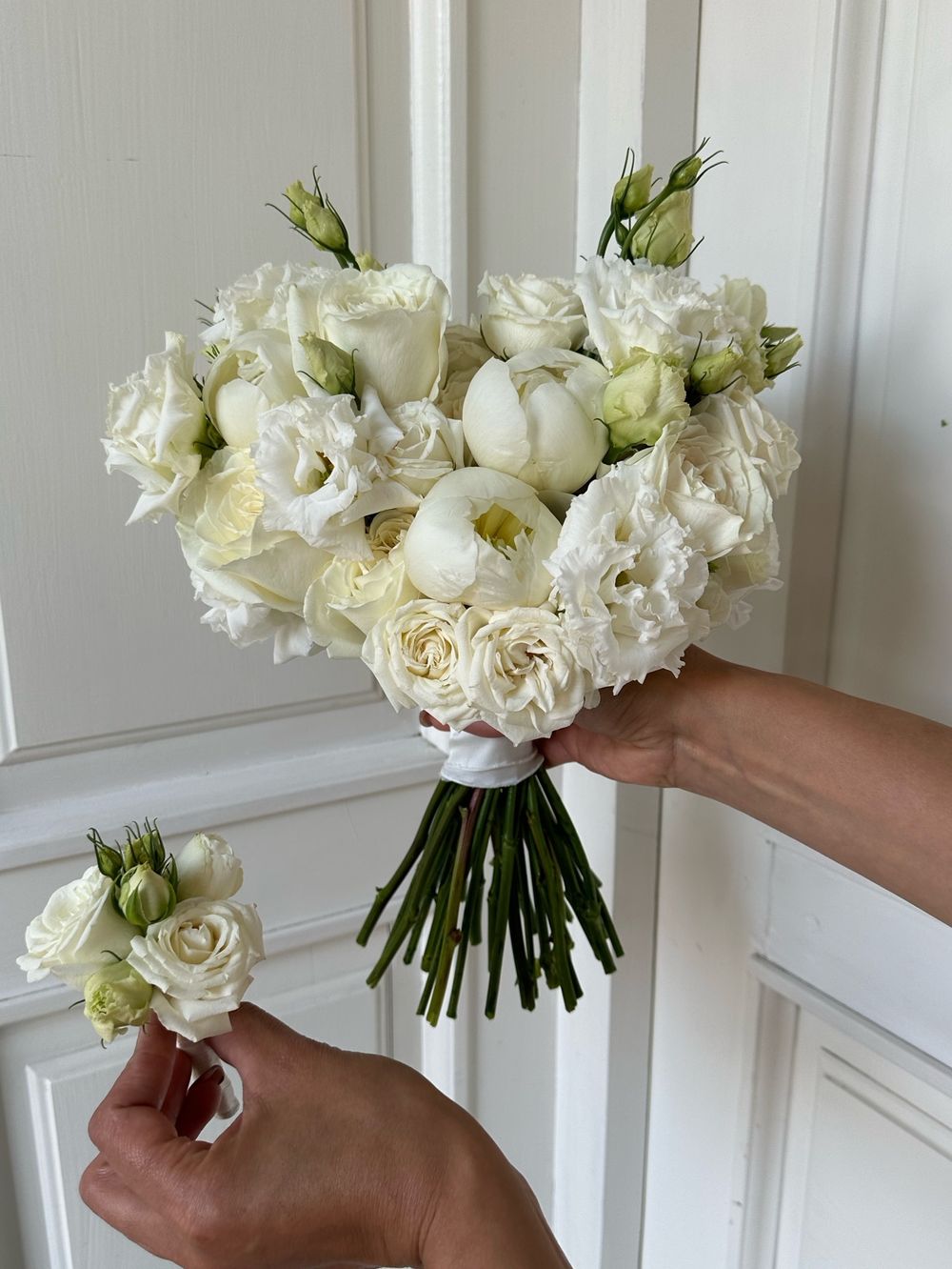 Свадебный букет из пионов, лизиантуса, кустовых пионовидных и одноголовых роз