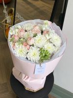 Букет сборный из кустовых пионовидных роз, хризантемы и ранункулюсов