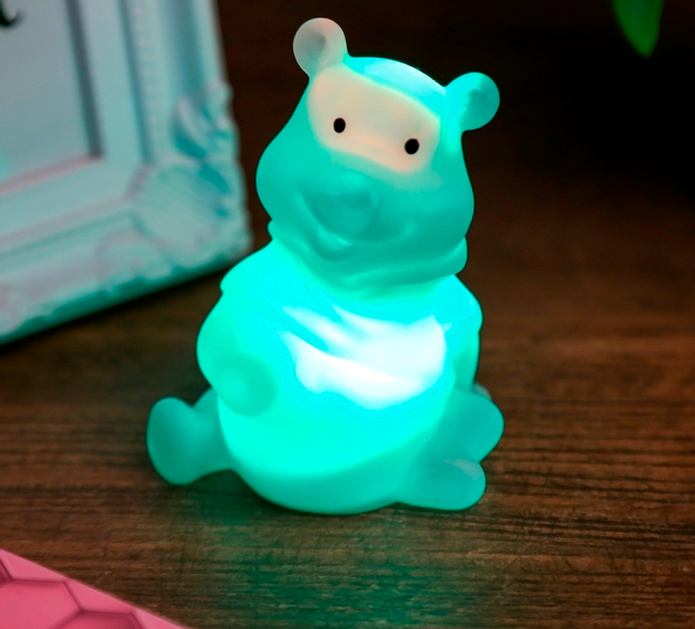 2319954 Световой сувенир "Мишка с бантиком" светится разными цветами 7х5х5 см