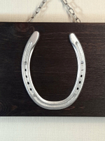 Подкова-сувенир «серебро» на черном, с цепочкой. Панно на стену