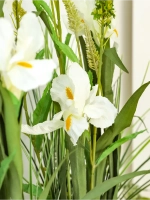 Напольная композиция из искусственных растений и цветов