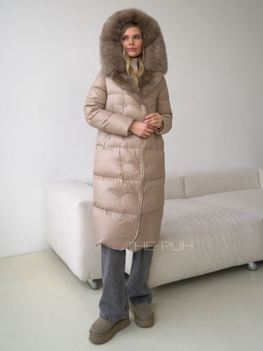 Бежевый длинный пуховик с декоративной молнией и меховой отделкой