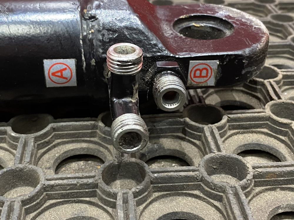 Цилиндр подъема кабины 2024г