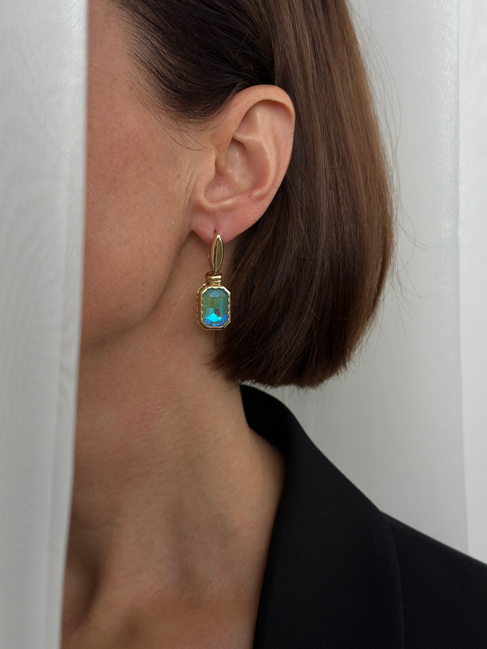 Серьги из родированного сплава с ювелирным стеклом. Английский замок. Золочение.