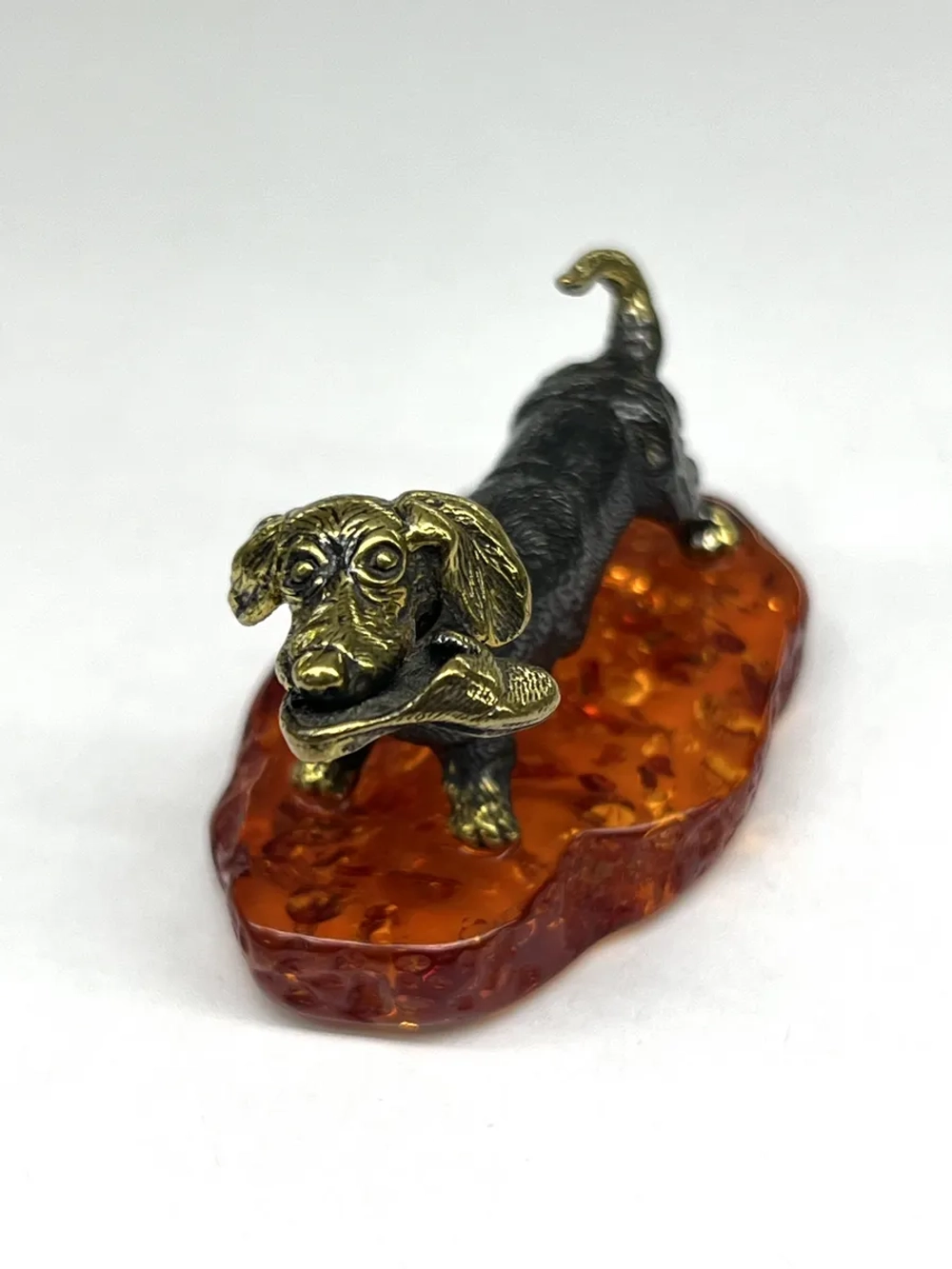 Бронзовая статуэтка на янтаре