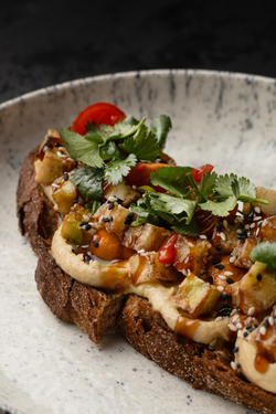 Брускетта с хумусом и овощами