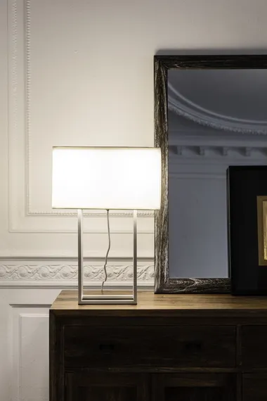 Белая настольная лампа VESPER