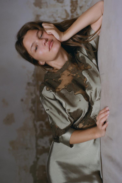 ZARA АТЛАСНОЕ ПЛАТЬЕ С КРУЖЕВОМ, ЗЕЛЕНЫЙ/СЕРЫЙ