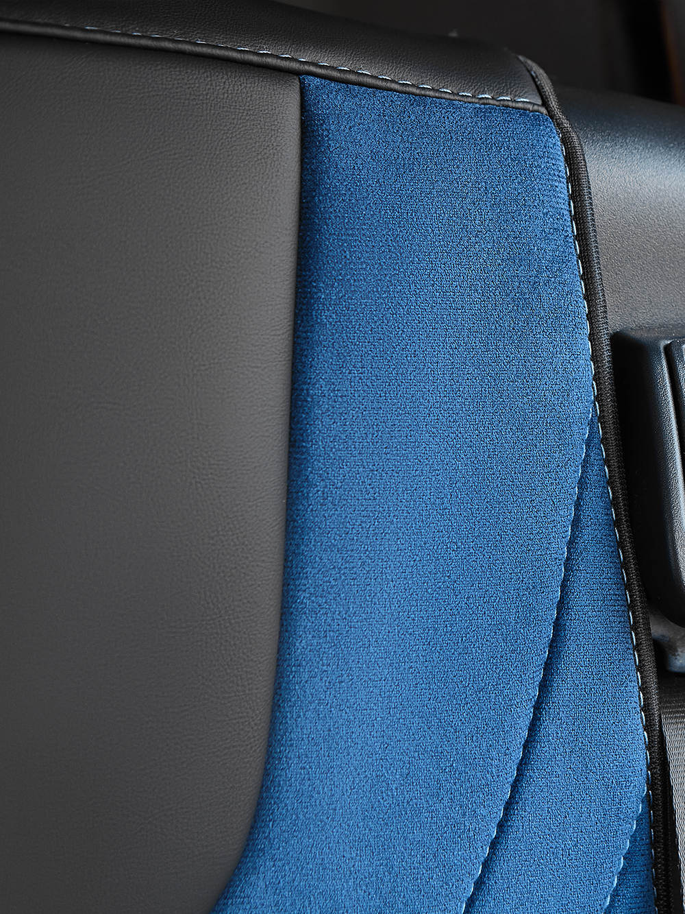 Чехлы Люкс DAF XF 106 (экокожа, черный цвет, синяя вставка)