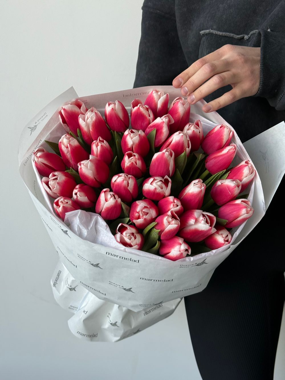 Букет из 35-ти красно-белых тюльпанов