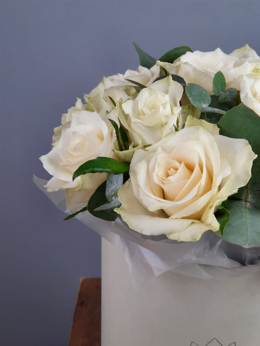 Композиция из 15 роз "Атена" с эвкалиптом