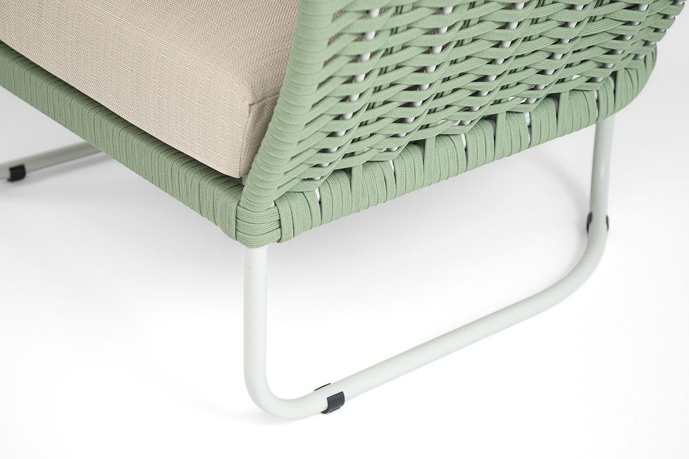 "Фиджи" кресло плетеное из роупа, каркас алюминий светло-серый (RAL7035) муар, роуп зеленый (KT18-0024) 15 мм tex, ткань Mossle бежевая