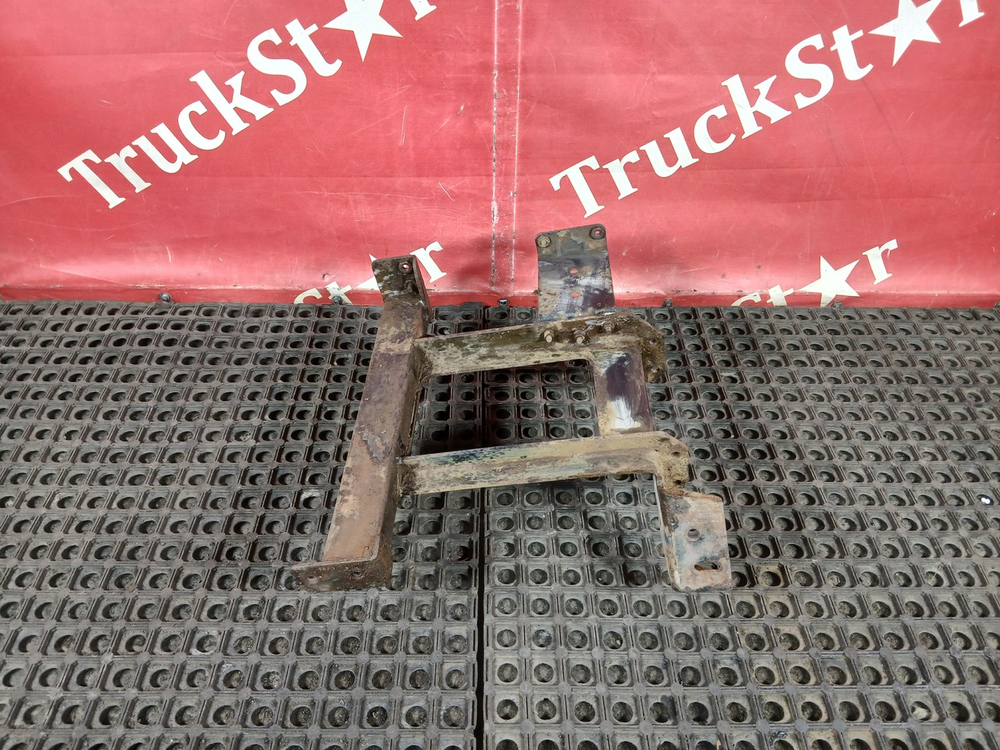 Кронштейн корпуса подножек правый 2018г