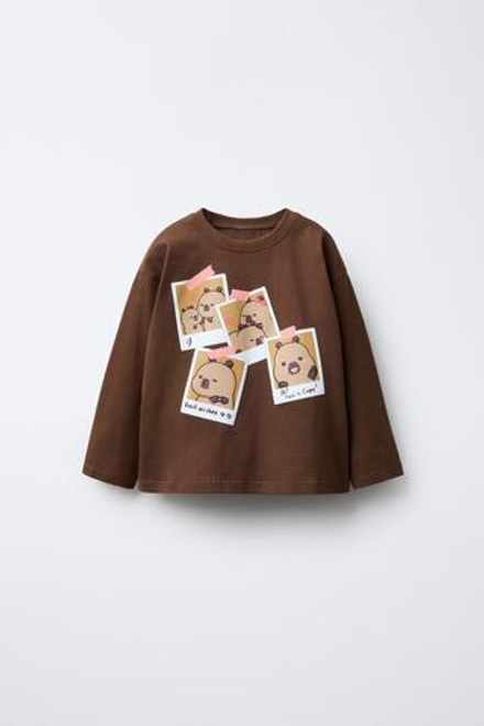 ZARA ЛОНГСЛИВ С ПРИНТОМ CAPIBARA CAPYFUN ©, ШОКОЛАДНЫЙ