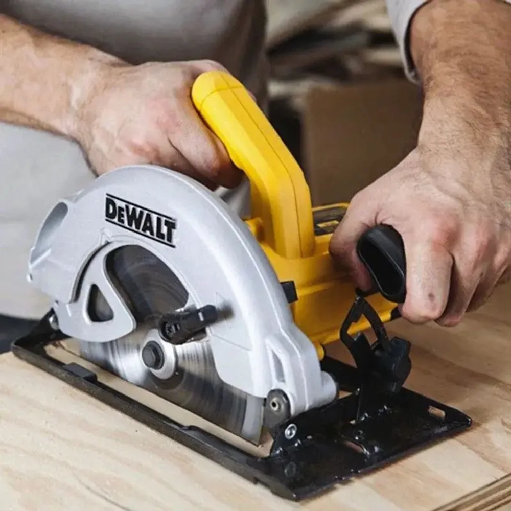 Дисковая ручная пила DeWalt DWE560K