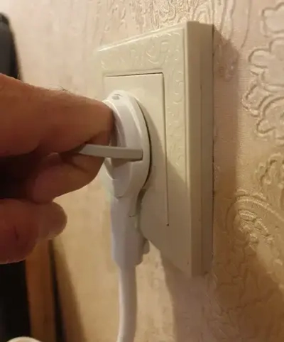 Удлинитель электрический с выключателем с плоской потайной вилкой 1 метр