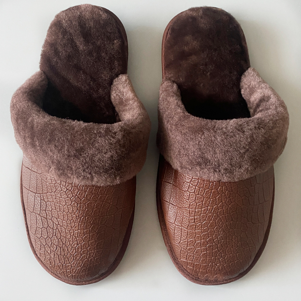 Тапочки для дома из кожи с тиснением Крокос