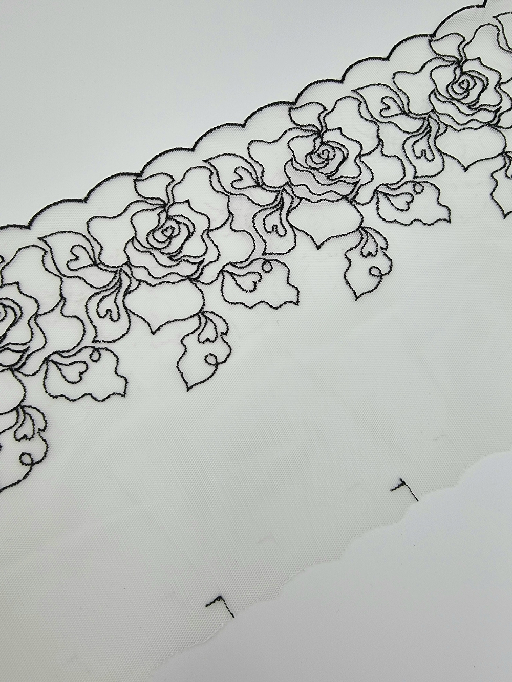 Вышивка на сетке светло-салатовый/чёрный К659 правая