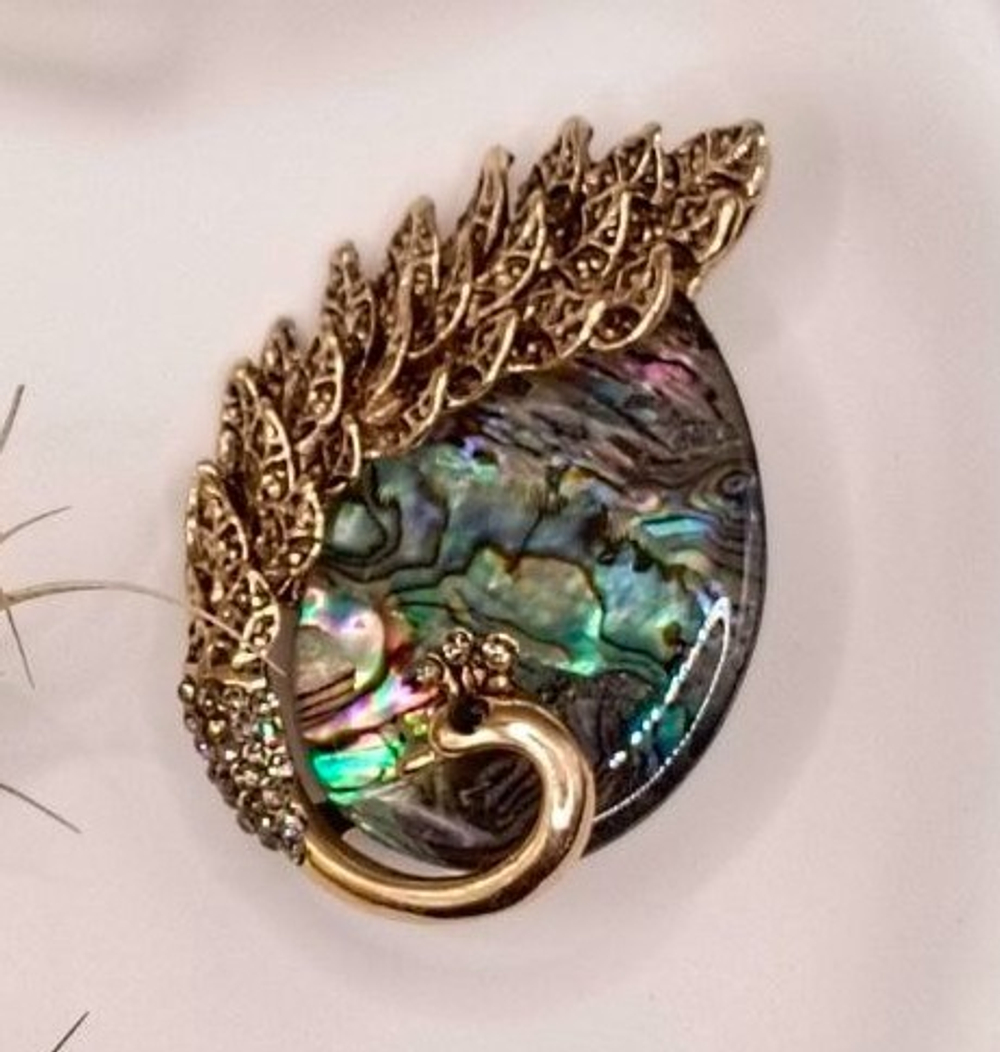 Брошь"Жар птица" из ракушки, смолы и цинкового сплава со стразами.